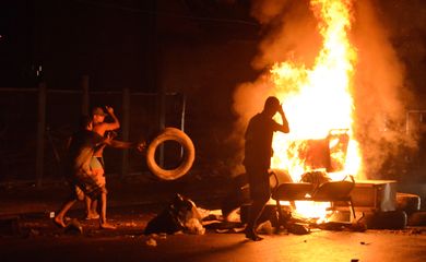 Polícia e manifestantes entram em confronto durante protesto contra a desocupação e demolição de imóveis no local conhecido como Favela do Metrô-Mangueira, na zona norte do Rio (Fernando Frazão/Agência Brasil)