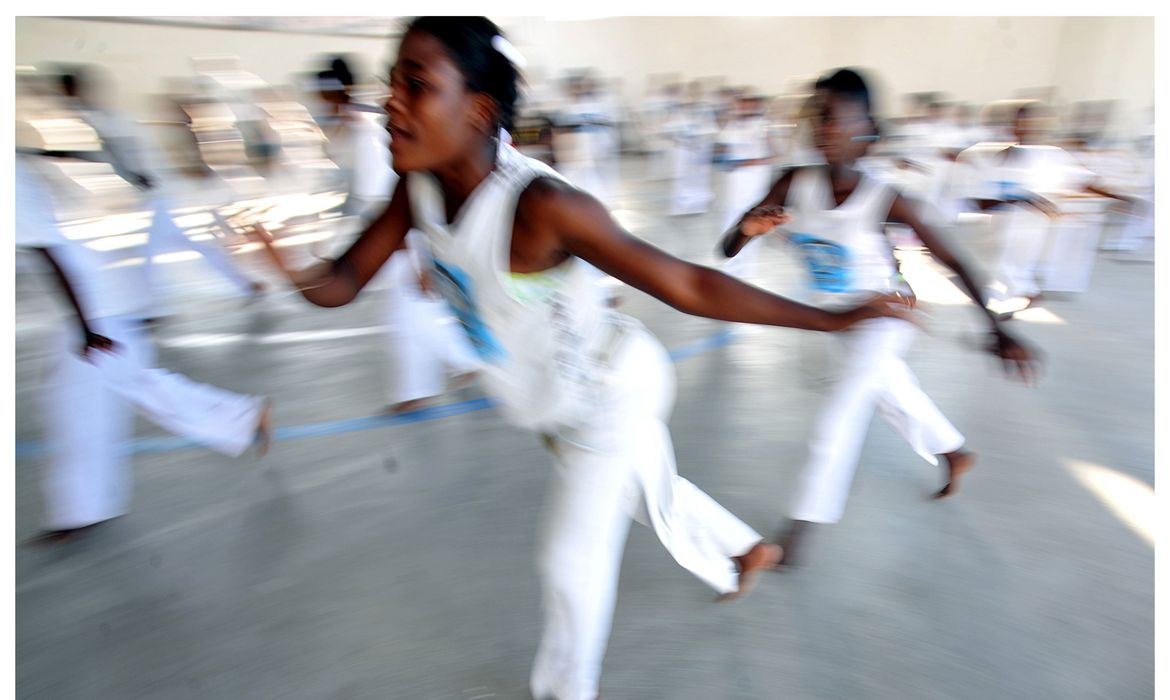Crianças e jovens participam de oficinas de capoeira e dança oferecidas pela organização não governamental Viva Rio Haiti (Marcello Casal Jr/Agência Brasil)