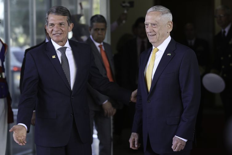 O ministro da Defesa, Joaquim Silva e Luna, e o secretário de Defesa dos Estados Unidos, James Mattis, após reunião no ministério.