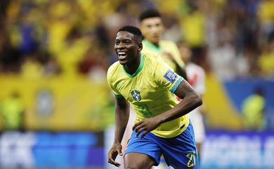 Soccer Football - World Cup - South American Qualifiers - Brazil v Peru - Estadio Mane Garrincha, Brasilia, Brazil - October 15, 2024 Brazil's Luiz Henrique celebrates scoring their fourth goal REUTERS/Adriano Machado