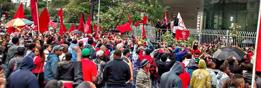 São Paulo - SP, 28/05/2014 - Cerca de 1000 integrantes do MTST (Movimento dos Trabalhadores Sem Teto) estavam protestando em frente à Câmara Municipal de São Paulo