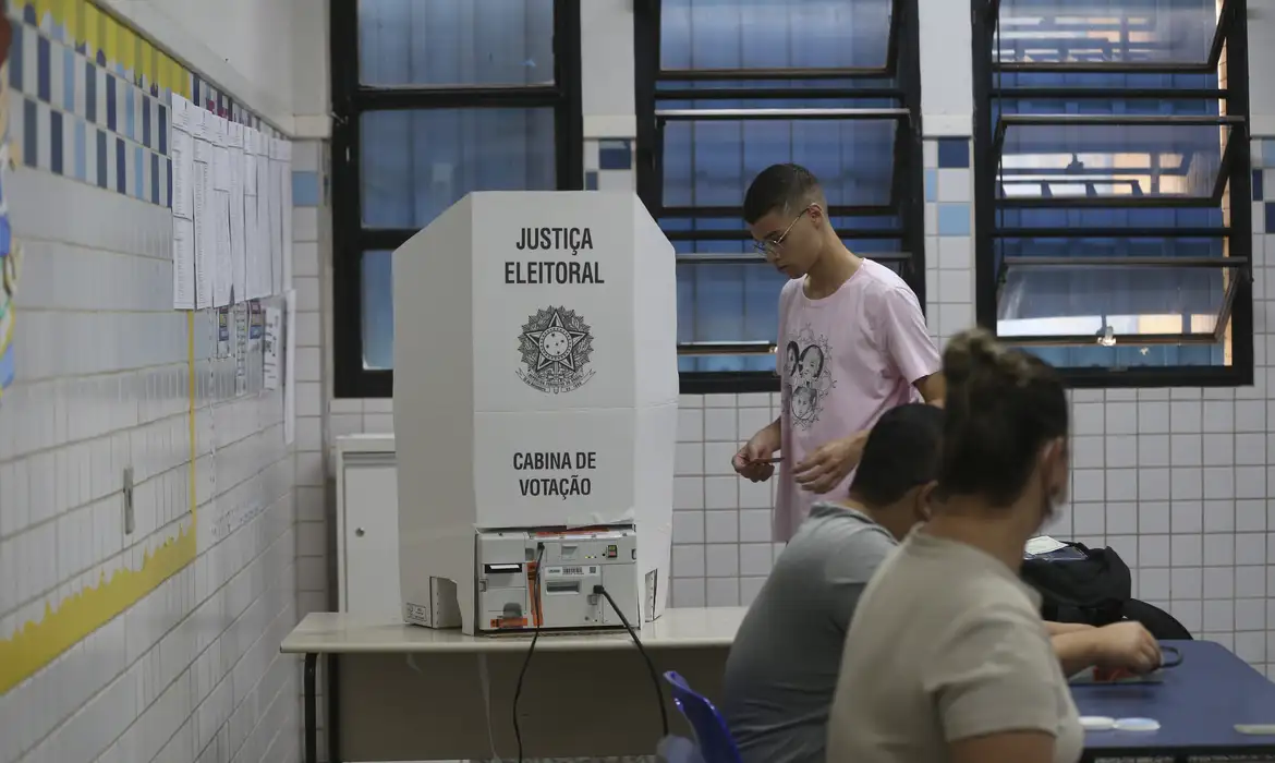 Eleições,Eleitores em Filas de Votações no Unieuro e Colegio Lasalle.