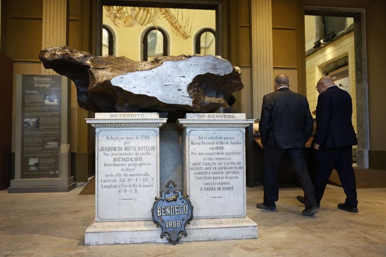 Rio de Janeiro (RJ), 30/06/2025 – O meteorito do Bengedó está exposição temporária “Entre Gigantes: uma experiência no Museu Nacional”, que abre ao público o palácio pela primeira vez após o incêndio de 2018. Foto: Fernando Frazão/Agência Brasil