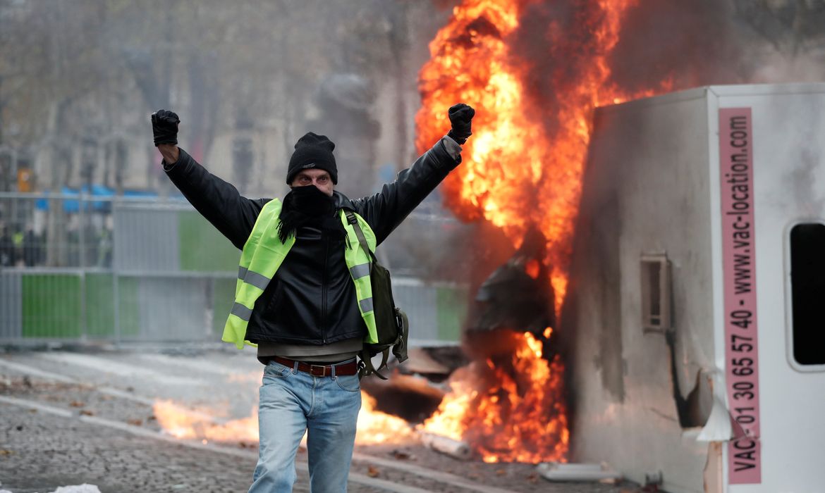 Protestos na França contra o aumento de combustíveis