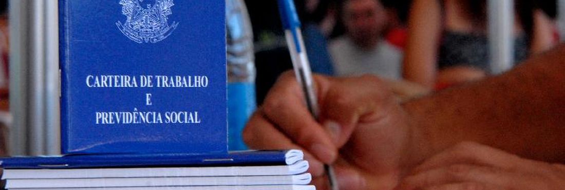 Emprego doméstico com carteira assinada não chega a 40% no Brasil