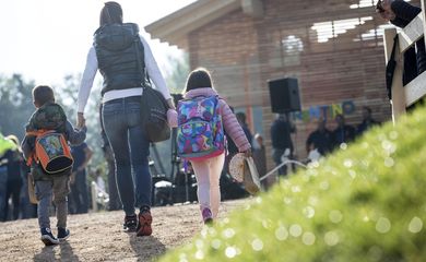 Amatrice – Pais acompanham seus filhos ao primeiro dia de aula depois do terremoto que atingiu a região central da Itália. Em Amatrice, uma escola foi construída em tempo recorde para substituir a que ruiu com o tremor. 