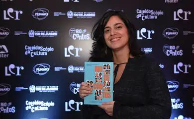 RIO DE JANEIRO (RJ), 26/05/2022 - CALEIDOSCÓPIO DA CULTURA / LER / FUNARJ / SALÃO CARIOCA DO LIVRO -
Na foto, a idealizadora do projeto, Bárbara Cortesi no lançamento da 3ª edição do Prêmio Rio de Contos e 4ª edição do Caleidoscópio da Cultura, projetos que visam fomentar cultura através da democratização da literatura. Ambos os projetos são promovidos pela FUNARJ e LER / Salão Carioca do Livro. Foto: Alexandre Brum/Ag. Enquadrar