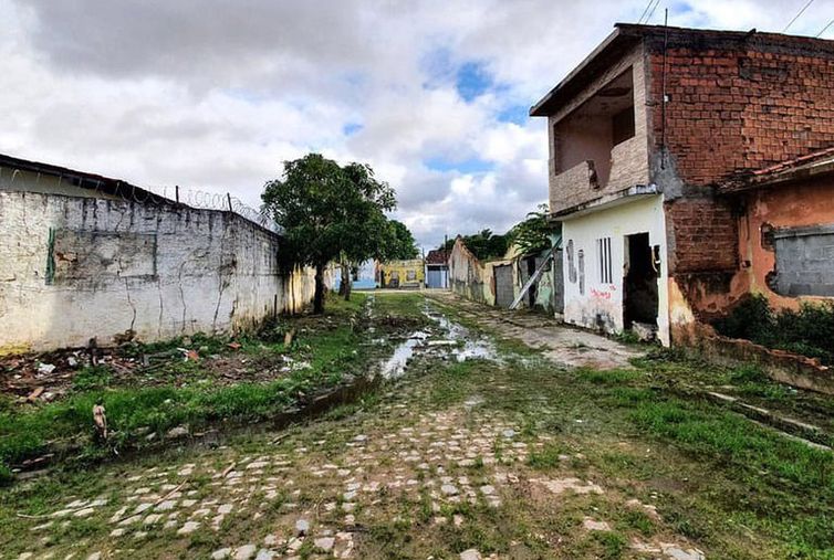 Desabamento iminente de uma mina de sal-gema da Braskem, causando afundamento de terreno que já condenou milhares de residências em bairros de Maceió.  Foto: UFAL