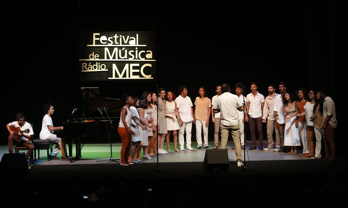 Entrega de prêmios aos músicos no Festival de Música Rádio MEC 2018, no Teatro João Caetano