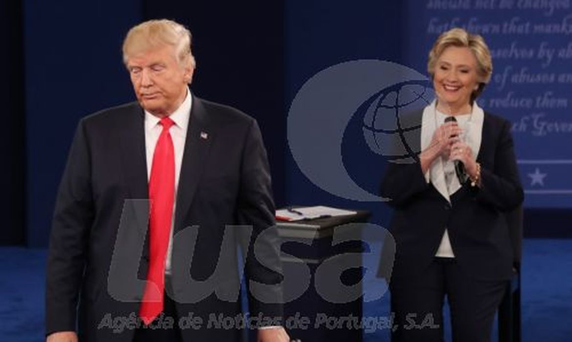 Os candidatos à presidência dos Estados Unidos, Donald Trump, do Partido Republicano, e Hillary Clinton, do Partido Democrata, durante debate na televisão - EPA/Jim Lo Scalzo