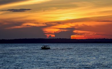 Manaus, AM 06/07/2024 Cenas da Amazônia. Por do sol no Rio Negro Foto: Fabio Rodrigues-Pozzebom