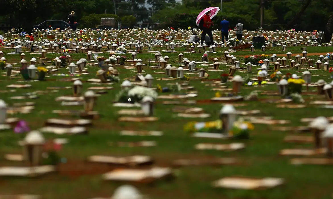 Dia de Finados no cemitério Campo da esperança em Brasília