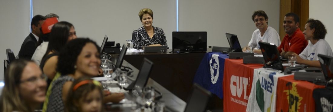 Dilma reafirma a dirigentes da UNE propósito de usar os royalties do petróleo na educação