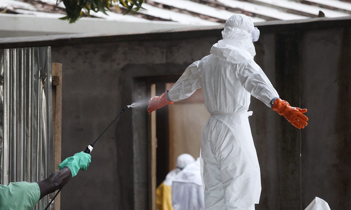 Enfermeiro da Libéria passa por descontaminação após ter contato com corpos de vítimas do ebola (Ahmed Jallanzo/EPA/Agência Lusa/ Direitos Reservados)