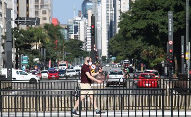 Pedestre utiliza máscara de proteção contra covid-19 na avenida Paulista.