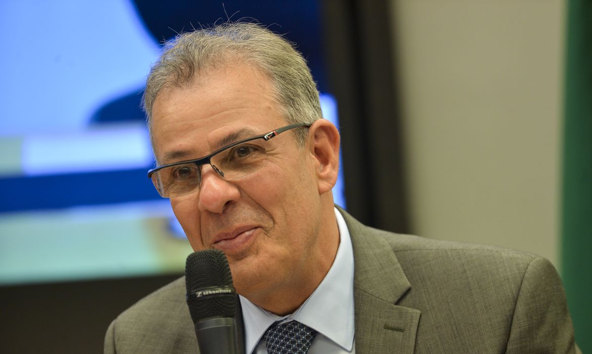O ministro de Minas e Energia, Bento Albuquerque, participa de audiência pública, promovida pela Comissão de Minas e Energia da Câmara dos Deputados, para debater o plano do governo para o desenvolvimento do setor de energia no Brasil.