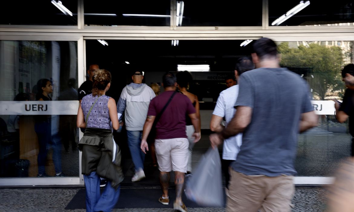 Rio de Janeiro (RJ), 18/08/2024 - Candidatos chegam para as provas do Concurso Público Nacional Unificado (CPNU)na UERJ, zona norte da cidade. Foto: Tânia Rêgo/Agência Brasil