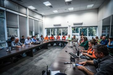Ceic: Comissão Permanente de Atuação em Emergência (Copae) reúne representantes de órgãos e serviços para traçar as medidas de contenção da crise causada pelas chuvas.  Foto: Prefeitura POA/X