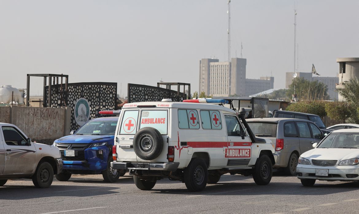 Ambulância iraquiana na sede de milícia atacada em Bagdá
 4/1/2024   REUTERS/Ahmed Saad