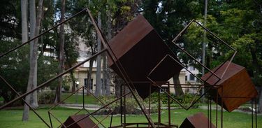 MiniOxy, obra em aço corten de José Bechara, instalação de metal com formas de cubos