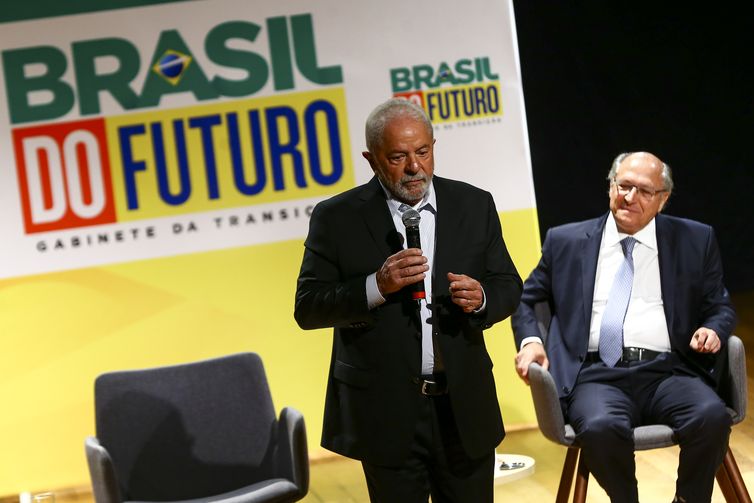 O presidente eleito, Luiz Inácio Lula da Silva, e o vice-presidente eleito, Geraldo Alckmin, durante reunião com parlamentares das bancadas aliadas na sede do governo de transição no Centro Cultural Banco do Brasil (CCBB).