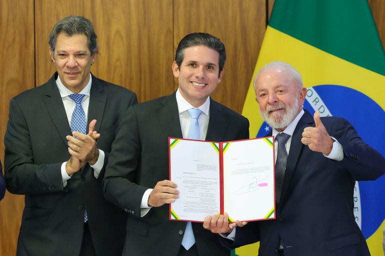 Brasília (DF) 18/03/2025 O  ministro da Fazenda, Fernando Haddad, o presidente da Câmara dos Deputados, Hugo Motta, e o presidente Luiz Inácio Lula da Silva, durante assinatura  do Projeto de Lei que prevê Isenção de Imposto de Renda (IR) para pessoas que recebem até R$ 5 mil por mês.Foto: Fabio Rodrigues-Pozzebom/ Agência Brasil