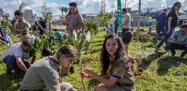 Diversos convidados plantam mudas, durante inauguração do Bosque da COP15, onde foram plantadas 250 mudas