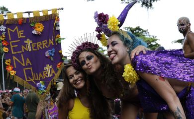 Rio de Janeiro (RJ) 14/02/2024 – Foliões curtem o carnaval do bloco Me Enterra na Quarta, que desfila nas ruas da Glória na quarta-feira de cinzas. Foto: Fernando Frazão/Agência Brasil