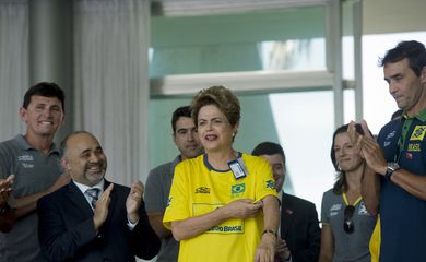 Brasília -  A presidenta Dilma Rousseff recebe atletas das equipes da seleção brasileira de vôlei de praia para um almoço, no Palácio da Alvorada (Marcelo Camargo/Agência Brasil)