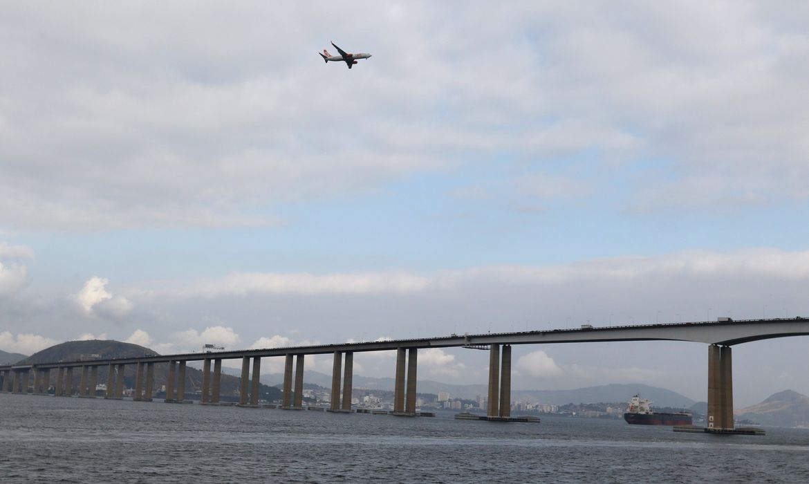 Vista da Ponte Rio-Niterói a partir da barca que faz a ligação entre a Praça XV e a Ilha de Paquetá.