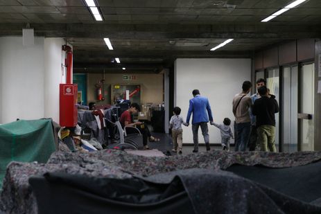 Refugiados afegãos que obtiveram visto humanitário para o Brasil acampam no Aeroporto de Guarulhos a espera de abrigo.