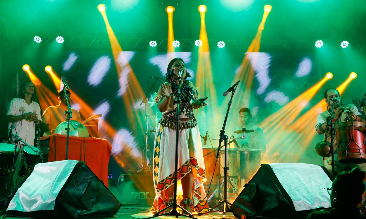 Belém (PA) 13/12/2024 - Show da cantora de música indígena Dijuena Tikuna no Festival Psica 2024, na Cidade Velha. Foto: Fernando Frazão/Agência Brasil