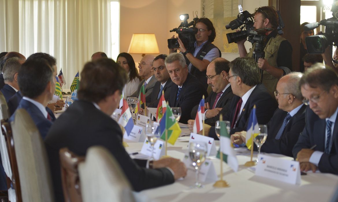Brasília - O governador do Distrito Federal,Rodrigo Rollemberg,  se reúne com integrantes do Fórum Permanente de Governadores, na Residência Oficial de Águas Claras (José Cruz/Agência Brasil)