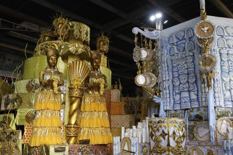 Fernando Frazão/Agência Brasil Alegorias da escola União da Ilha do Governador na Cidade do Samba, onde são montados os desfiles do carnaval.