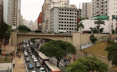 Manifestação de motoristas de ônibus e cobradores paralisa trânsito no Viaduto do Chá.