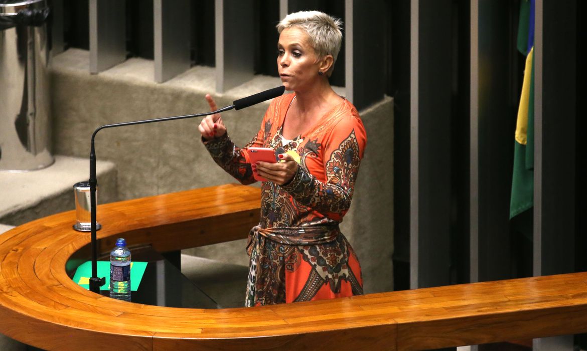 Brasília - Deputada Cristiane Brasil (PTB/RJ) fala durante discussão do processo de impeachment da presidenta Dilma Rousseff, no plenário da Câmara (Fabio Rodrigues Pozzebom/Agência Brasil)