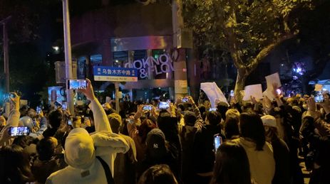 Chineses protestam em Xangai contra a política de covid zero 