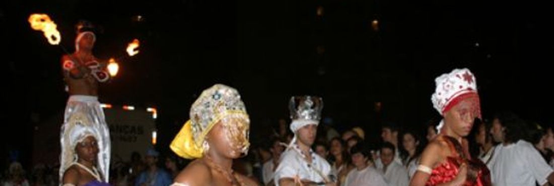 Bloco Ilú Oba de Min resgata cultura percussiva e roupas africanas e afro-brasileiras