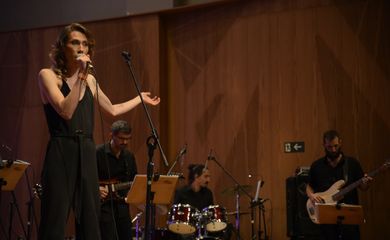 A cantora Wrany durante Prêmio Rádio MEC 2022 na Sala Cecília Meireles, no Rio de Janeiro