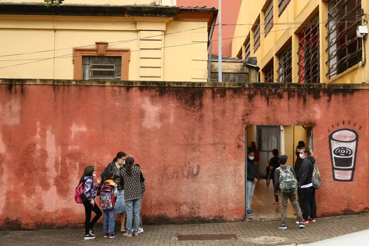 São Paulo - Volta às aulas presenciais obrigatórias na Escola Estadual Doutora Maria Augusta Saraiva, em Bela Vista.