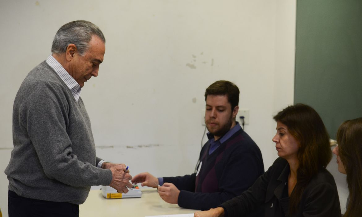 São Paulo - O  presidente Michel Temer vota  na Pontifícia Universidade Católica (PUC), zona oeste da capital paulista (Rovena Rosa/Agência Brasil)