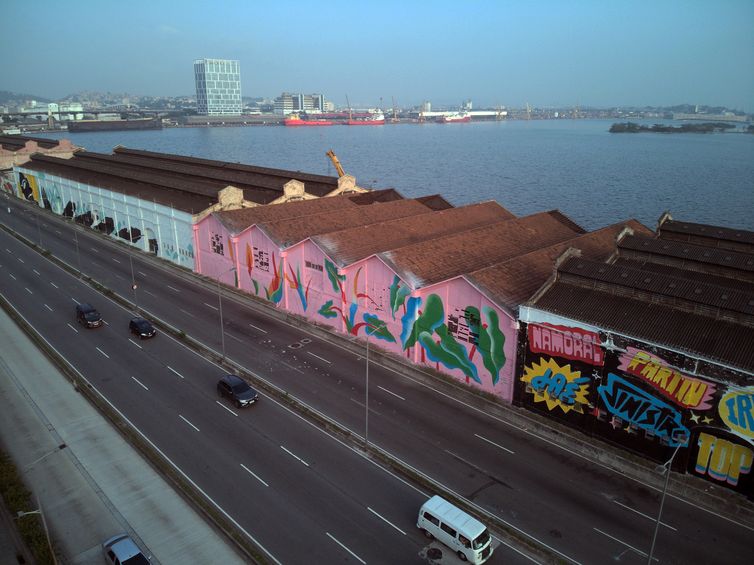 Rio de Janeiro - Começa oficialmente no próximo domingo (27) a exposição de arte urbana “Rua Walls”, que reúne 18 artistas cujas obras foram pintadas nos muros do Porto do Rio de Janeiro, entre os armazéns 10 e 18 da Avenida Rodrigues Alves, na