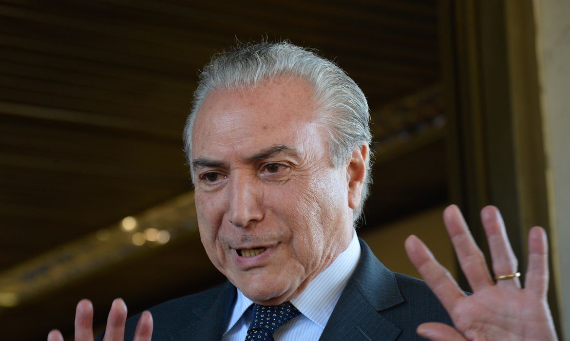O vice-presidente da República, Michel Teme, fala à imprensa após reunião com ministros e líderes da base do governo (Wilson Dias/Agência Brasil)