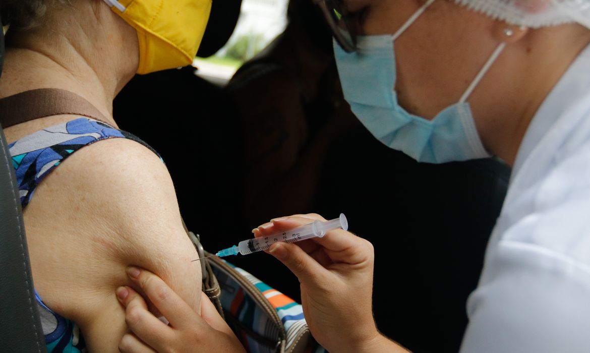 Vacinação drive thru na Universidade Estadual do Rio de Janeiro (UERJ), zona norte do Rio. A cidade do Rio de Janeiro retoma hoje (25) sua campanha de aplicação da primeira dose da vacina contra a covid-19 em idosos da população em geral.