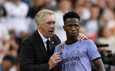 Técnico do Real Madrid, Carlo Ancelotti, conversa com atacante Vinícius Jr. durante partida contra o Valencia pelo Campeonato Espanhol