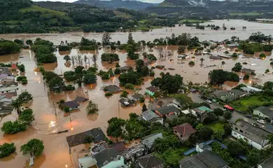 Vista aérea de área inundada perto do rio Taquari, na cidade de Encantado, no Rio Grande do Sul
01/05/2024 REUTERS/Diego Vara
