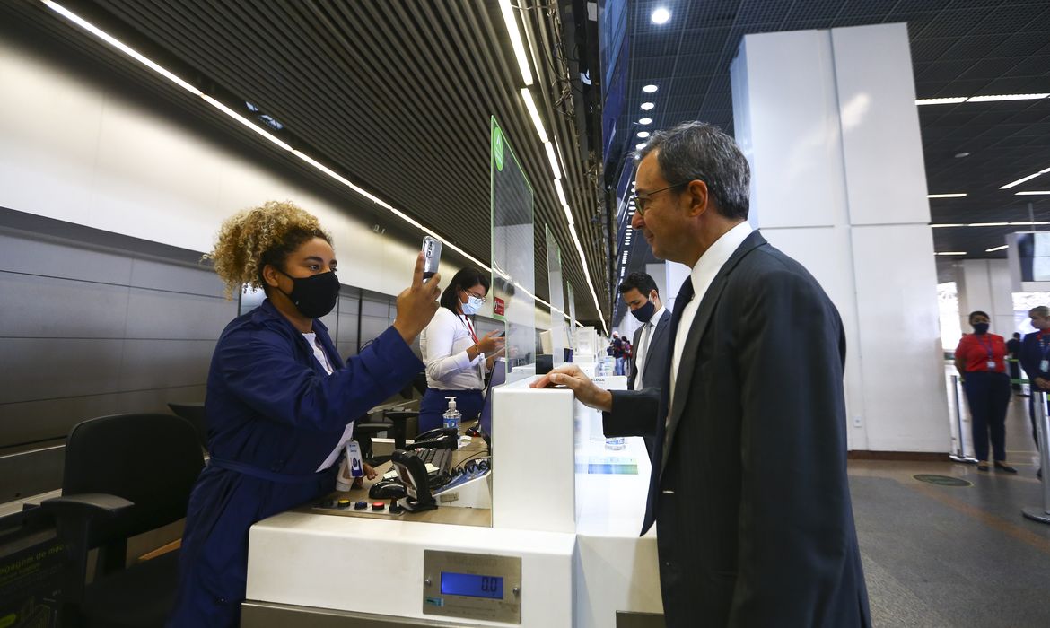 Passageiros testam o Embarque + Seguro, programa de reconhecimento facial para embarque em aeroportos.