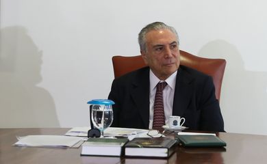 Brasília - O presidente interino, Michel Temer, recebe o presidente do Senado, Renan Calheiros, acompanhado por parlamentares, no Palácio do Planalto  (Valter Campanato/Agência Brasil)