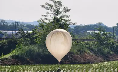 Balão com objetos em Cheorwon, na Coreia do Sul
 29/5/2024    Yonhap via REUTERS