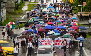 REUTERS/Enea Lebrun/Proibida reprodução Students, teachers and former workers attend a protest against social security reform, as Chiquita Panama lays off some 5,000 of its daily workers out of a total of 6,500 employed nationwide, as per a source close to the company, after a strike began late April in the western province of Bocas del Toro, in Changuinola, Panama, May 25, 2025. REUTERS/Enea Lebrun